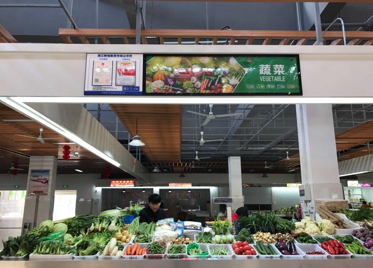 蔬菜摊位,市场周围都是小区,还有学校!