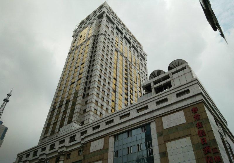 (出租)新街口双地铁《华威大厦》正对电梯口 精装修 玻璃门
