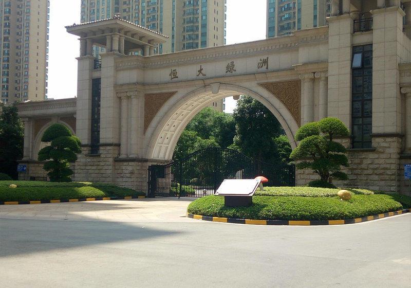 无锡商铺出售(出售 恒大绿洲纯一楼餐饮店,小区门口第五间位置,急售