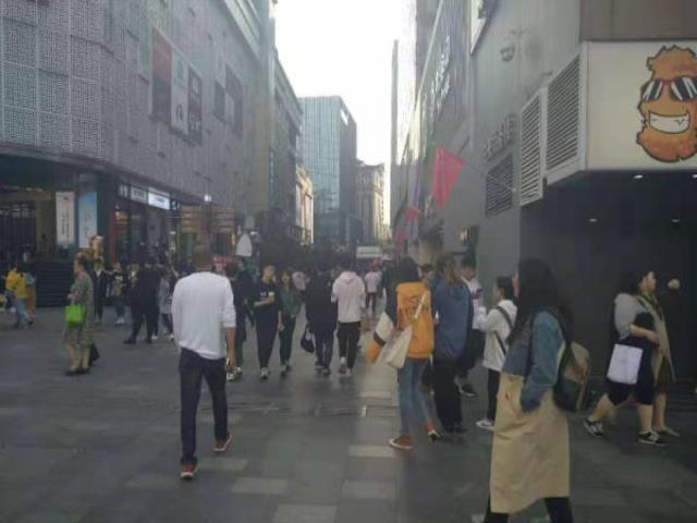 秦淮区新街口门面出租,中央商场店铺转让,可餐饮全天人流不断