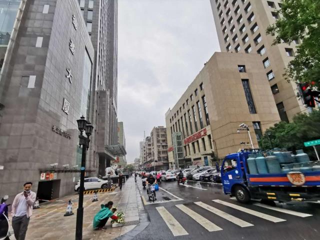 (出租(无转让费)三牌楼大街与新模范马路路口旁沿街商铺出租