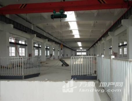 二楼厂房出租5000平米，带行车，有两部3吨货梯