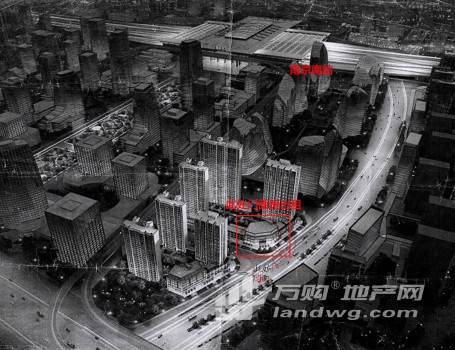 南京南站南广场有门面房700m2出租，位置优越，门口有车位，层高5米，适合银行、证券、保险、营业厅等
